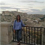 Docente impartisce lezioni di lingua straniera a studenti di scuola secondaria I e II grado